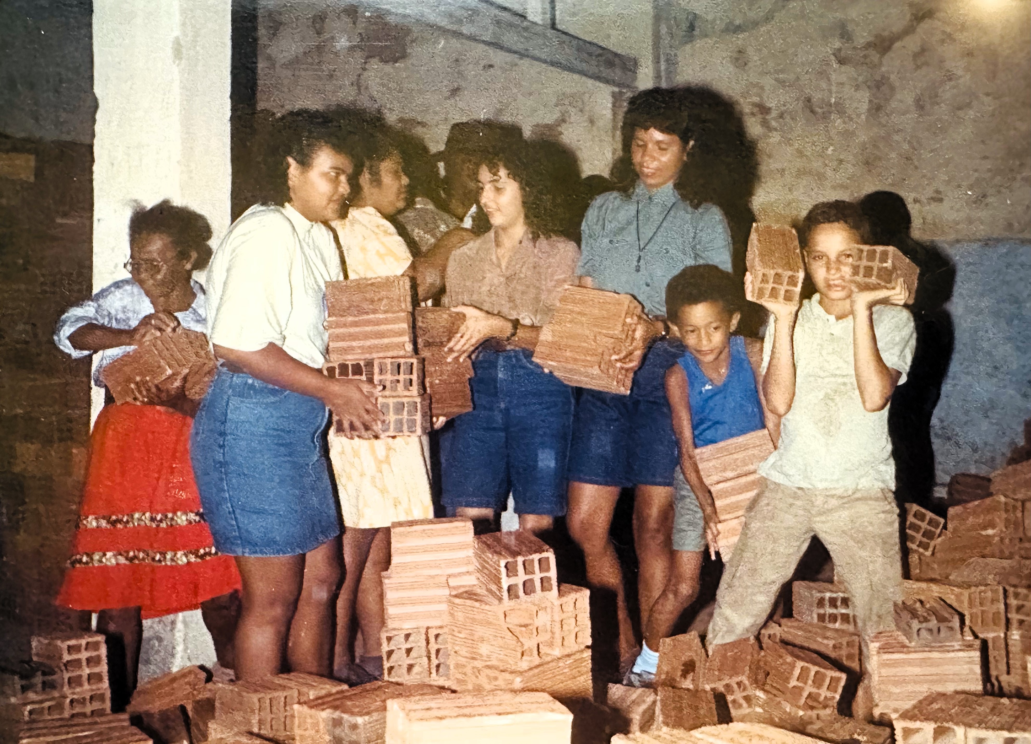 Mutirão dos tijolos para construção da nova Matriz, 1992