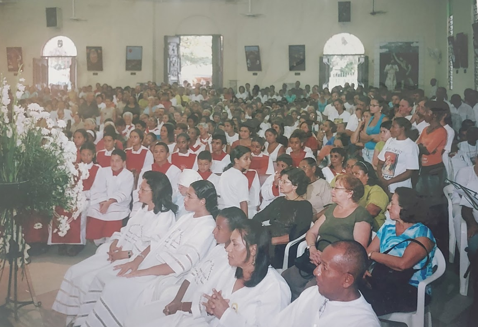 Dona Alzira com as crianças da Cruzada Eucarística