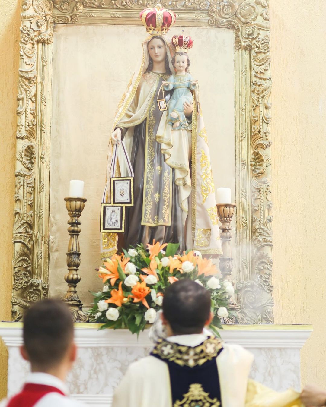 Nossa Senhora do Carmo no altar